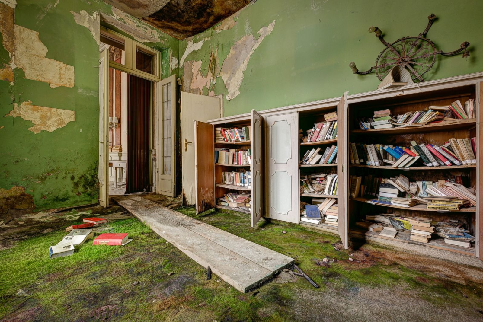 Eerie Photos of the World's Grandest Abandoned Hotels Photos | Image #2 - ABC News1600 x 1067