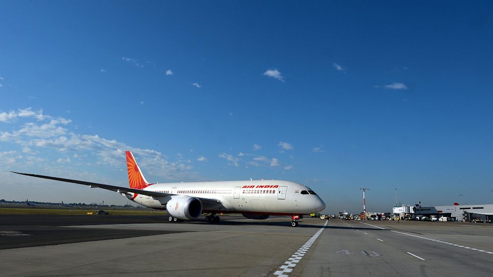 Air India's Dreamliner taxis on the tarmac upon arriving in Sydney, Aug. 30 30, 2013.  