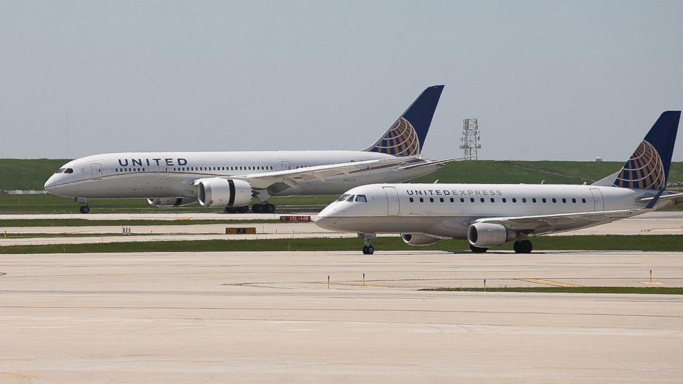 PHOTO: A United Airlines Boeing 787 Dreamliner lands at O'Hare International Airport in Chicago, May 20, 2013. 