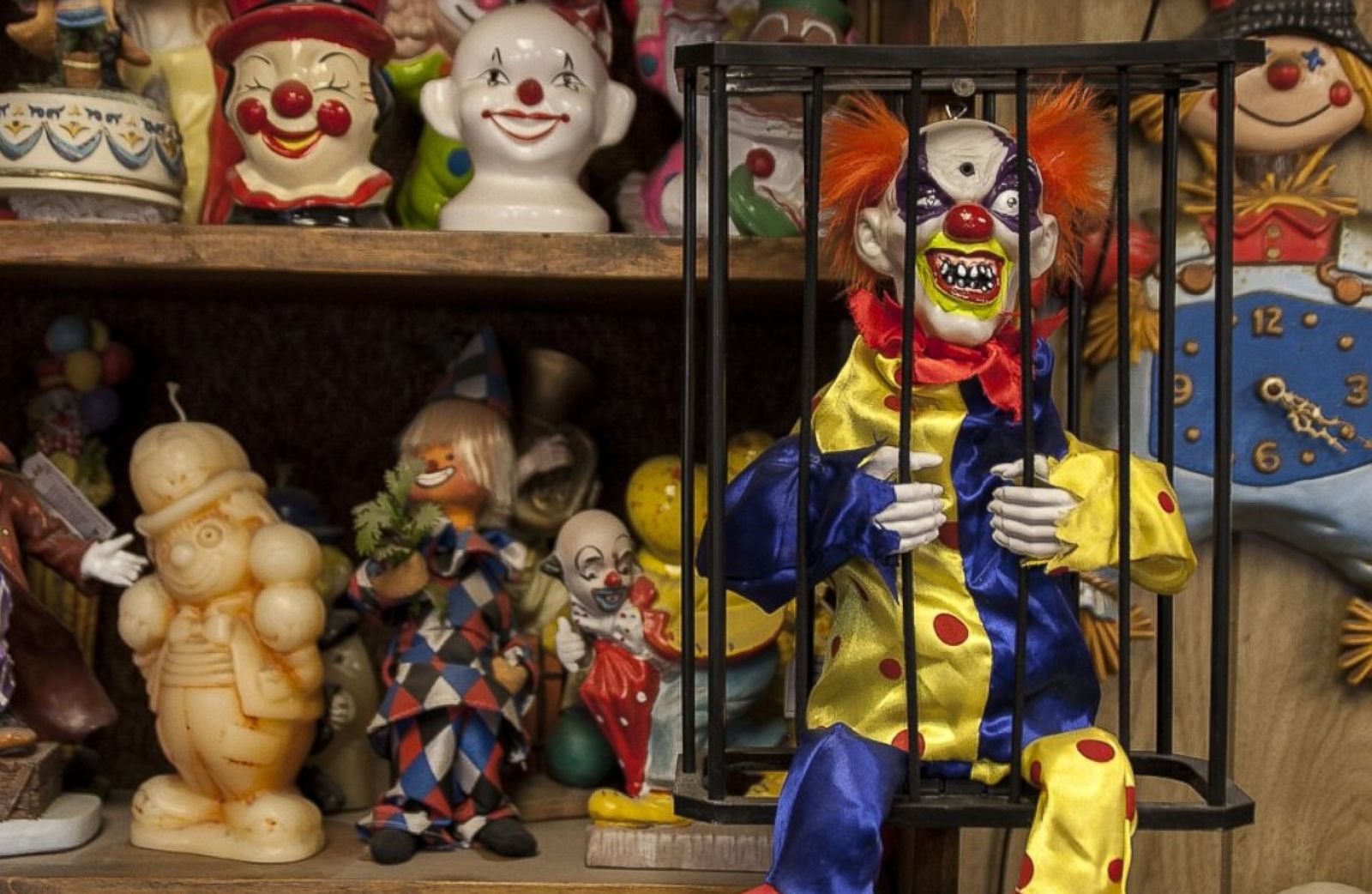 Creepy Clown Hotel Scares Pants Off Guests Picture Creepy Clown Hotel