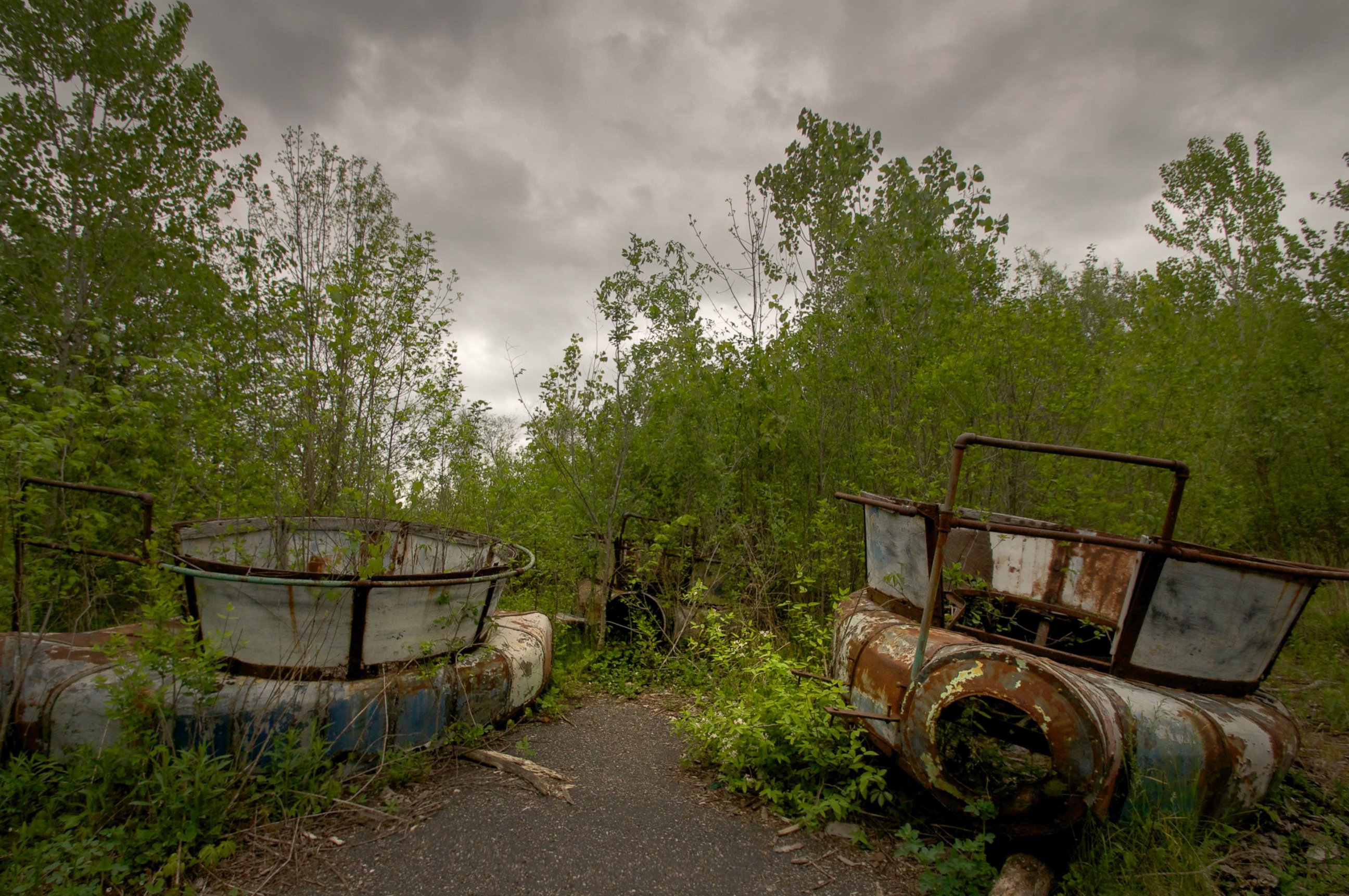 Abandoned void. Заброшенный парк аттракционов. Заброшенный сквер. Заброшенные парки. Заброшенный парк атракционов.