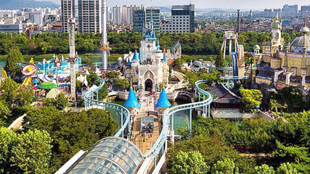 PHOTO: Lotteworld Theme Park in Seoul, South Korea.