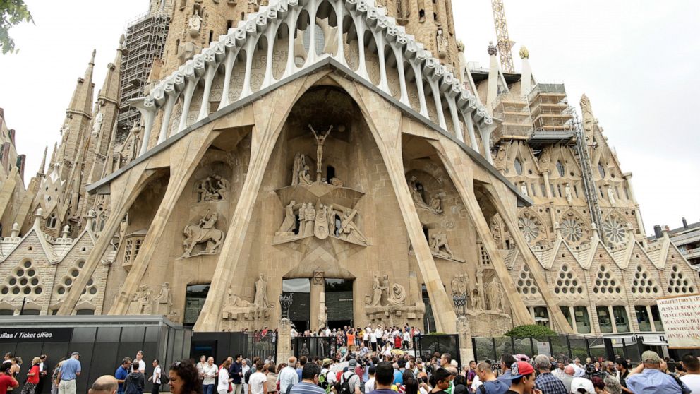 Spain Unfinished Gaudí church gets permit after 137 years