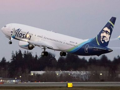 Alaska Airlines cancels 9% of its flights over staffing woes thumbnail