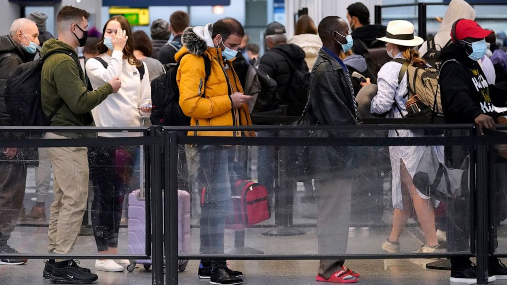 Chicago O Hare Busiest Times At Christmas 2022 Wave Of Canceled Flights From Omicron Closes Out 2021 - Abc News