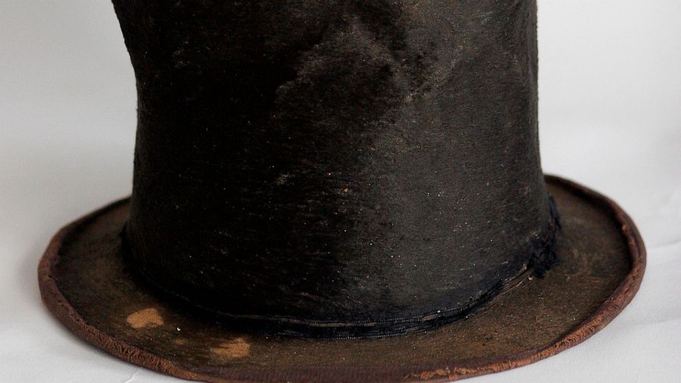 Study: No evidence museum's stovepipe hat was Lincoln's thumbnail