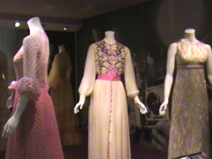VIDEO: London museum puts Grace Kellys fashionable wardrobe on display.