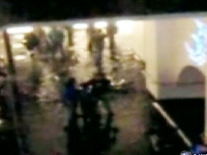 VIDEO: A Dubai malls shark tank springs a leak, causing many shoppers to flee.