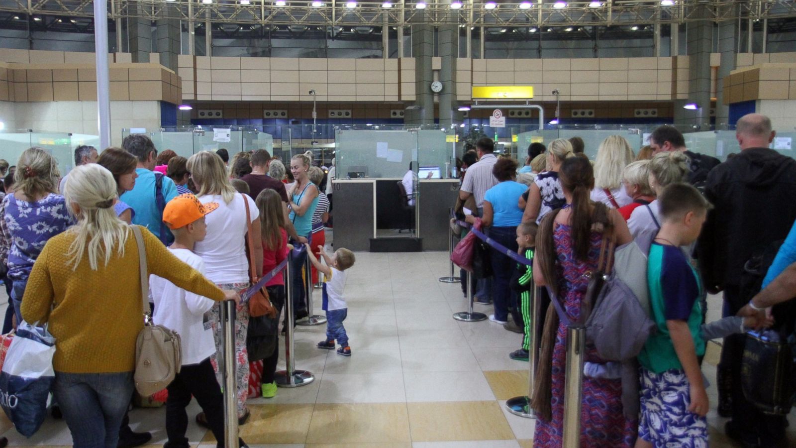 PHOTO: Tourists queue at a security check in the airport in Egypt's Red Sea resort of Sharm El-Sheikh on Nov.5, 2015.