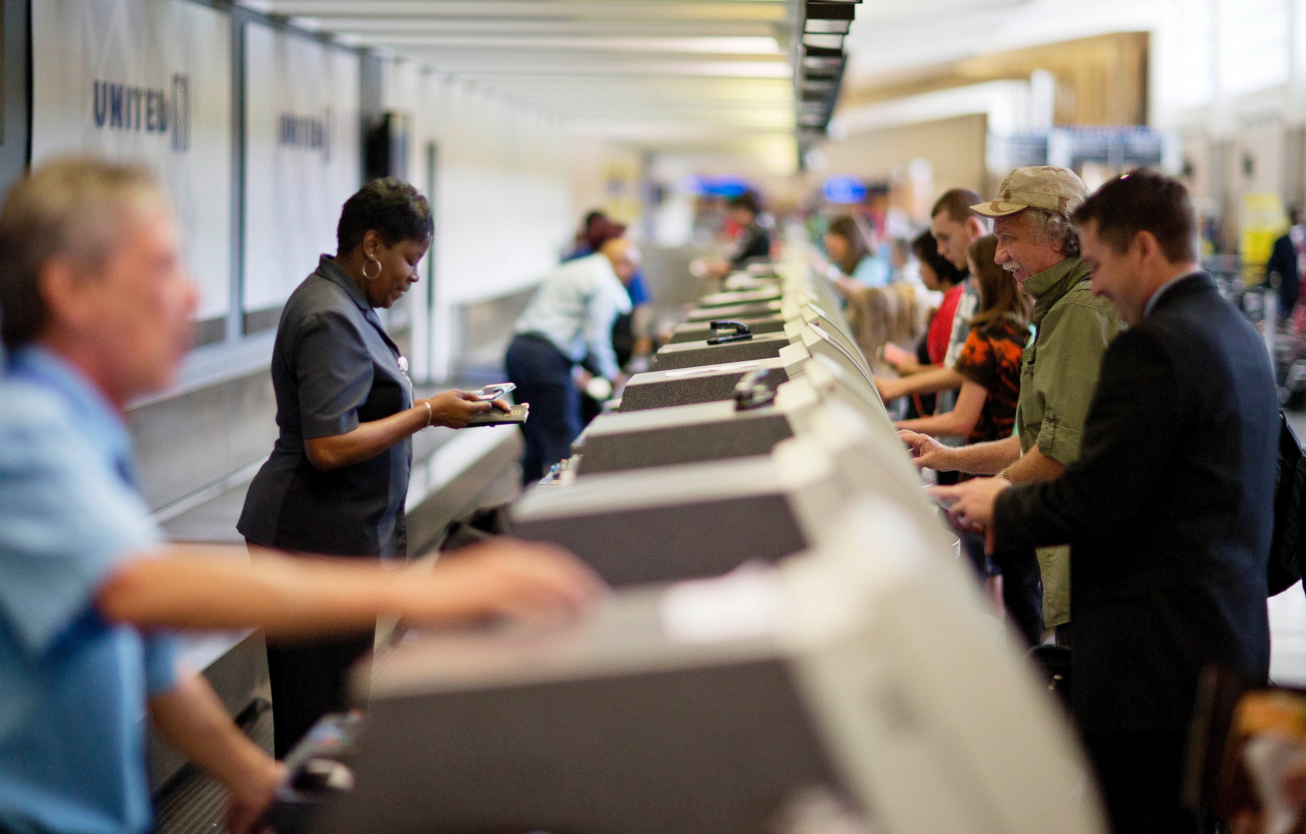 PHOTO: Travelers check-in at a United Airlines counter at Hartsfield ?Jackson Atlanta International Airport, July 8, 2015, in Atlanta.