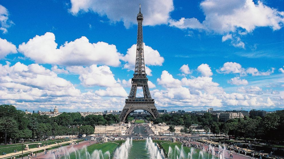 The Eiffel tower and fountains of the Trocadero, Paris, Ile-de-France, France.
