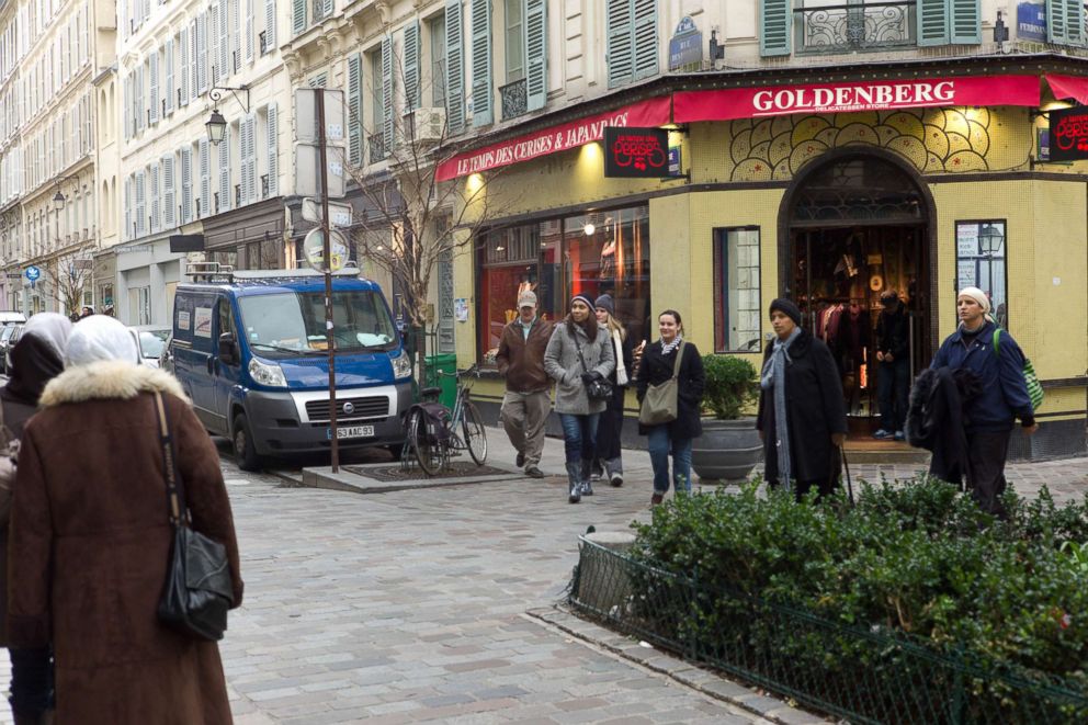 PHOTO: Oyster.com's list of 6 things you should never do in Paris.
