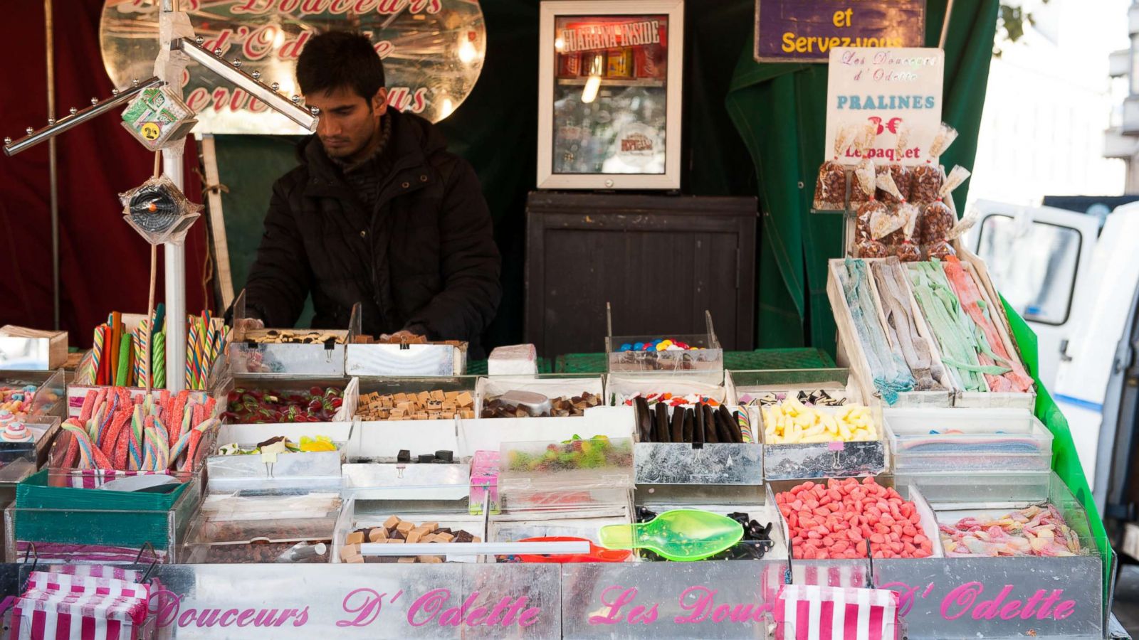 PHOTO: Oyster.com's list of 6 things you should never do in Paris.