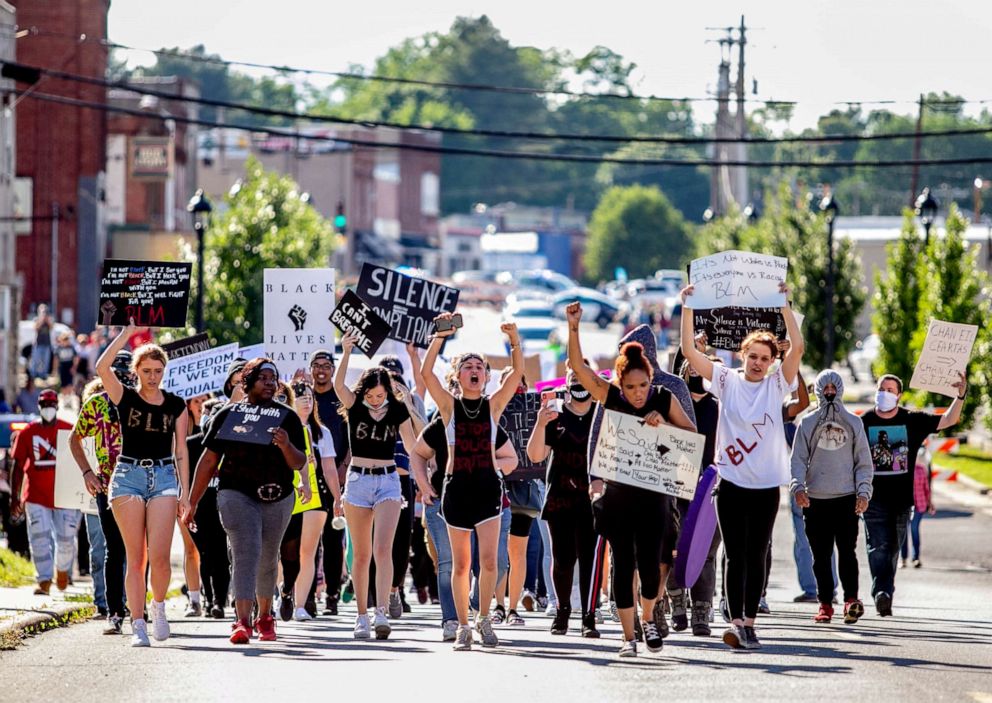PHOTO:People rally against the death in Minneapolis police custody of George Floyd, in Anna, Ill., June 4, 2020.
