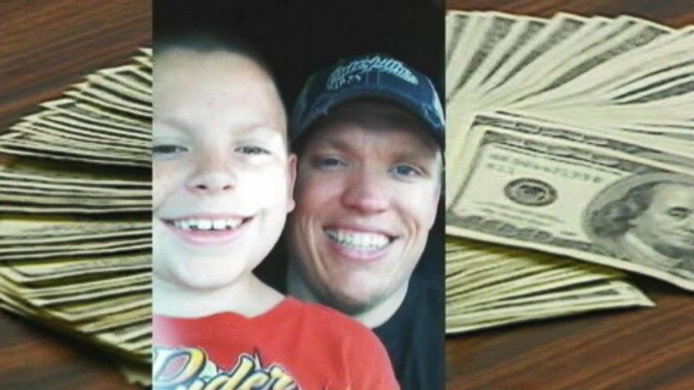 PHOTO: Tyler Schaefer found $10,000 in a hotel drawer in the Hilton Airport Hotel in Kansas City, Missouri.