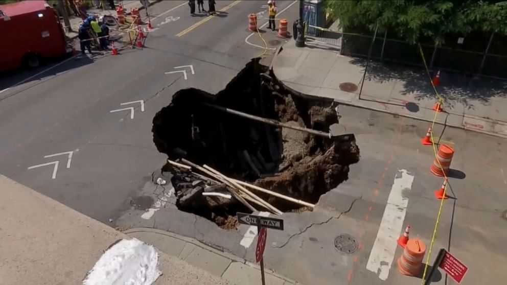 Watch Massive Sinkhole Open Up At Nyc Intersection Abc News
