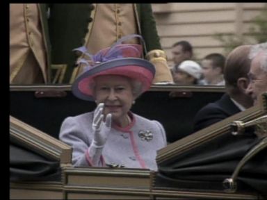 VIDEO: May 3, 2007: Queen Elizabeth II visits Colonial Williamsburg, Virginia.