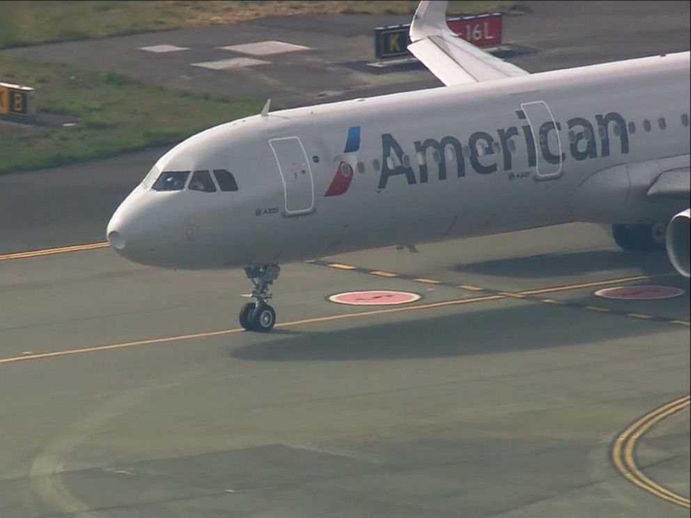 american airlines aircraft returns to