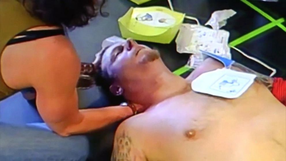 Boyfriend tries labor pain simulator for men (Video)