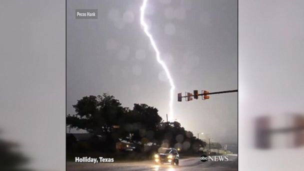 Video Lightning strikes house twice in Texas - ABC News