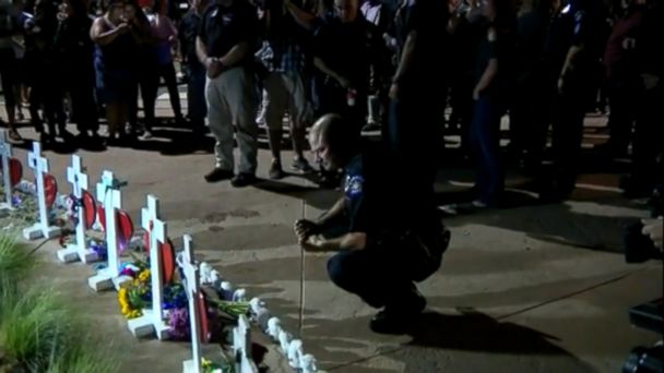 Video Vigil Commemorates Those Killed In Aurora Movie Theater Shooting Abc News 6264