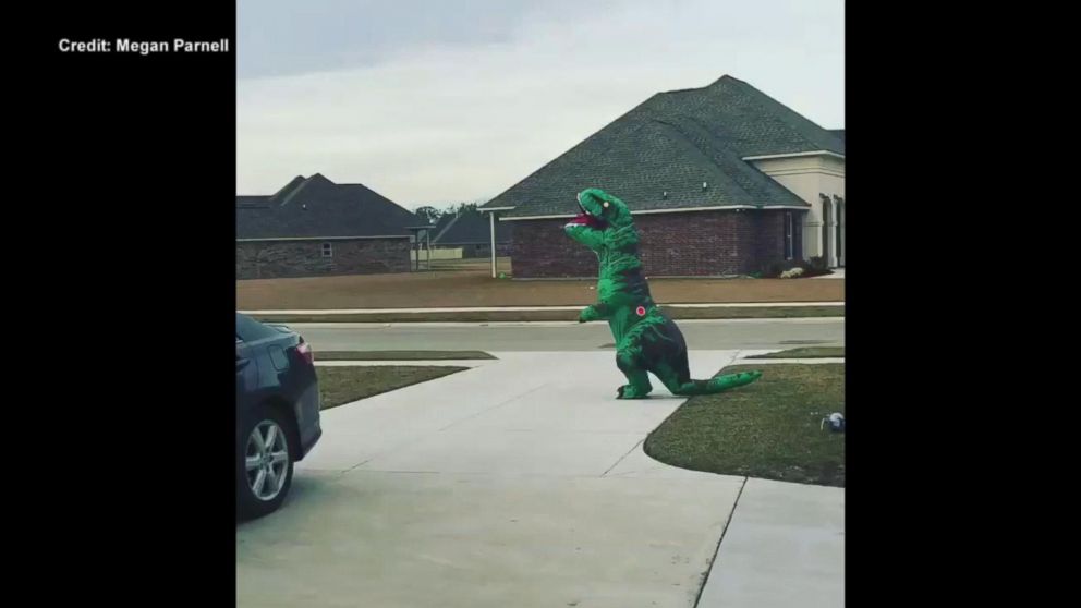 'Dino dad' delights daughter by dancing in driveway - ABC News