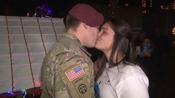 Video Returning Soldier Surprises Wife During Photo Shoot Abc News 0408