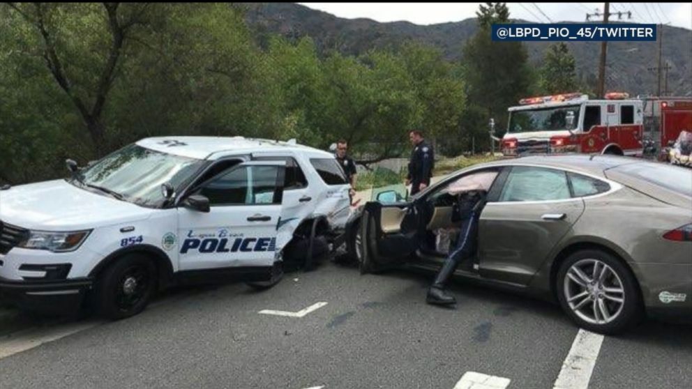 Tesla On Autopilot Crashes Into Parked Police Car Video Abc News