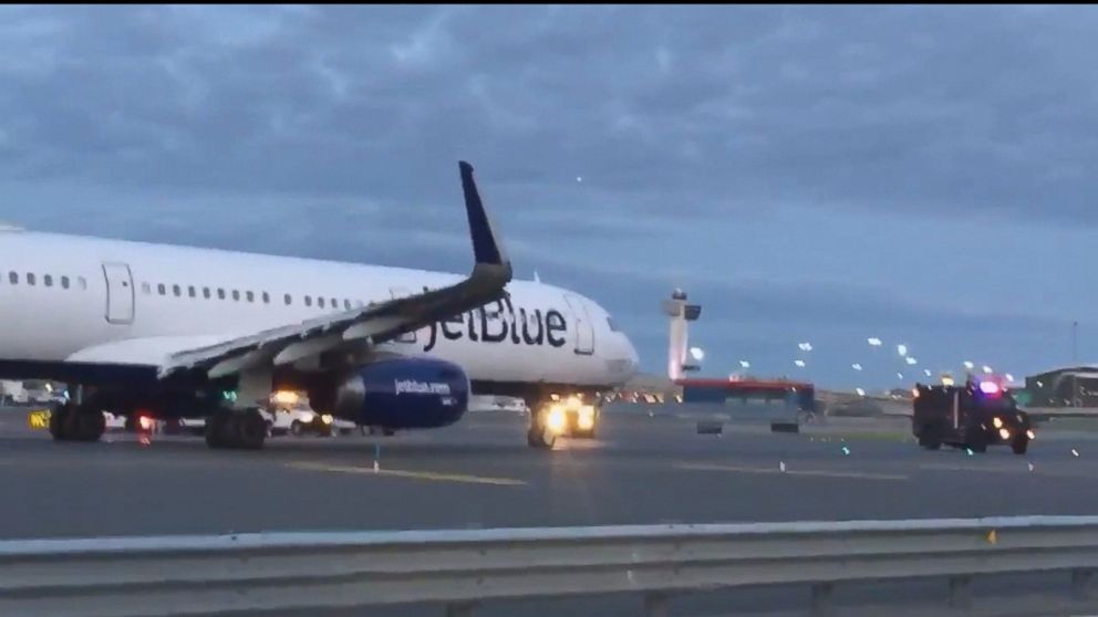 Fbi Agents Storm Jetblue Plane At Jfk After Hijacking False Alarm Abc News Jfk Airport Jet Blue