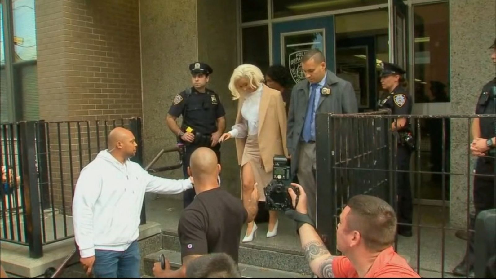 Cardi B Turns Herself In To Police In Connection With Assault On 2 Bartenders Good Morning America 