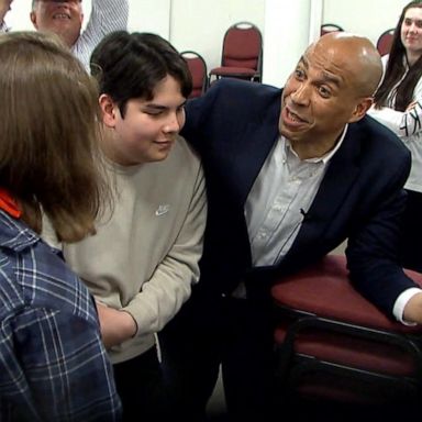 VIDEO: Cory Booker sings 'Bohemian Rhapsody' with Iowa students