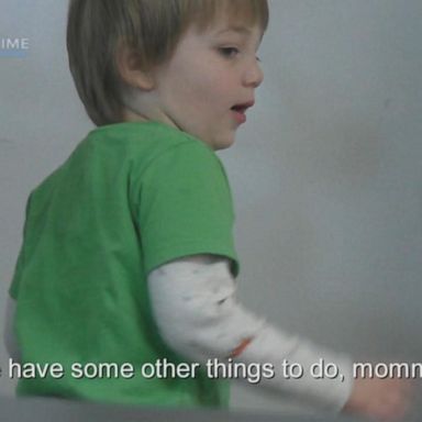 VIDEO: How toddlers react when parents look down at their phones