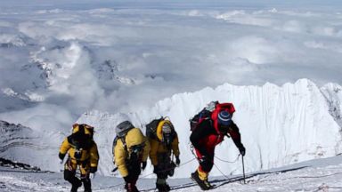 US climber describes frenzy atop Mount Everest: 'It was scary' Video ...