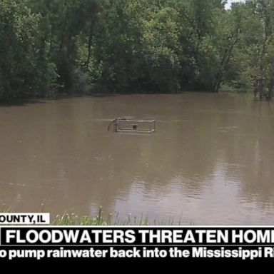 VIDEO: Floodwaters threaten homes in Illinois 