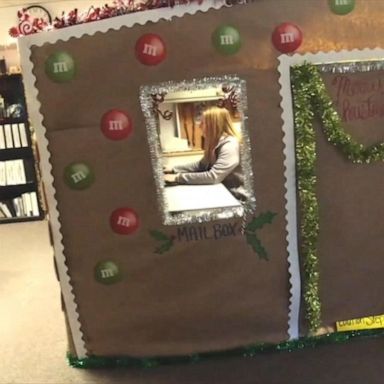 VIDEO: This cubicle is fully immersed in the Christmas spirit