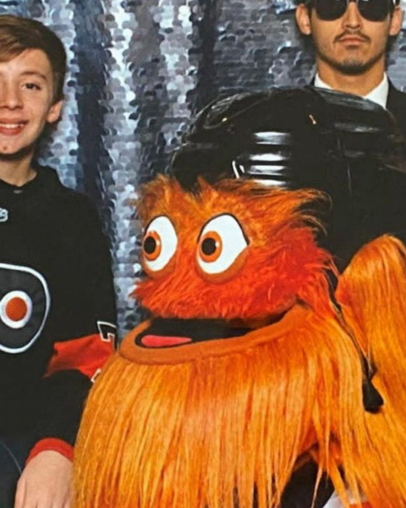 Boy receives prosthetic legs from Philadelphia Flyers' mascot