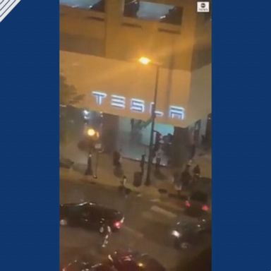 VIDEO: Tesla store targeted in looting in downtown Chicago