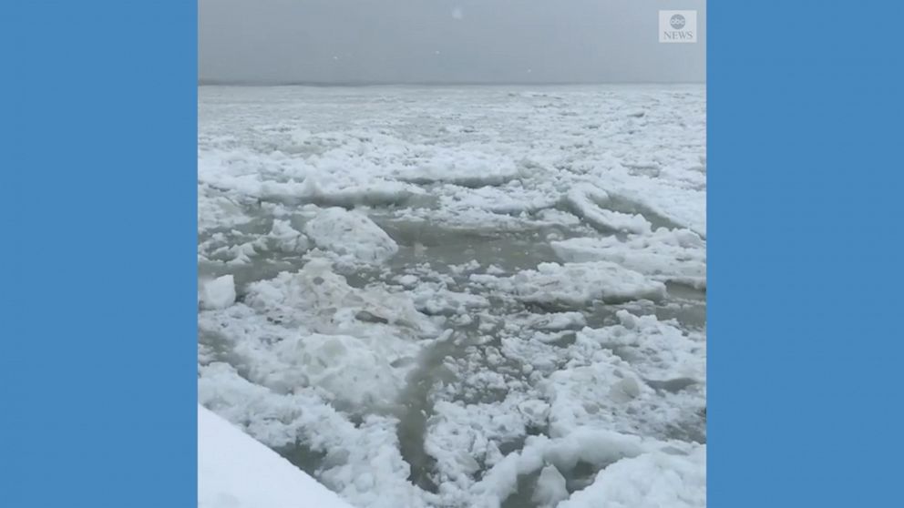 Huge Chunks Of Ice Crash Into Chicago Lakefront Video Abc News