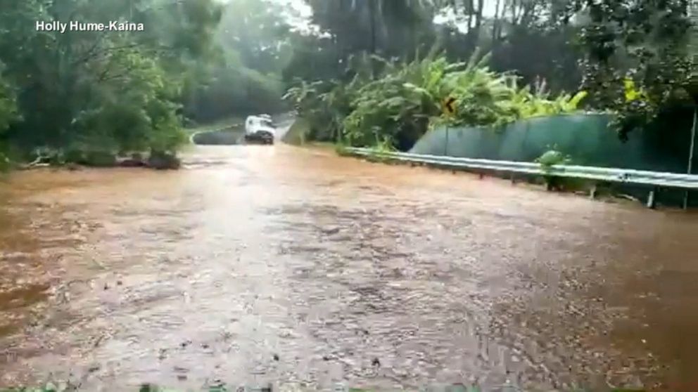 Video Life-threatening flooding forces evacuations on the Hawaiian ...