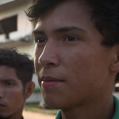 VIDEO: Honduran migrants headed to border decide to turn around in fear