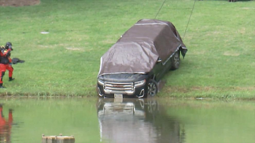 Car With Body Inside Found Submerged In Pond Video Abc News 