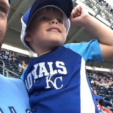 PHOTO: A father captured the moment his 3-year-old son first laid eyes on a big-league diamond.