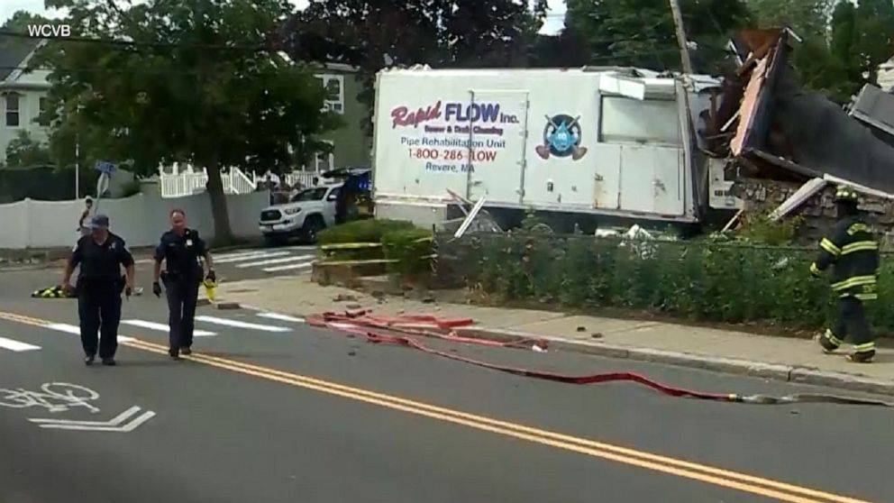 Video Man Crashes Truck Into House Fatally Shoots 2 People Abc News