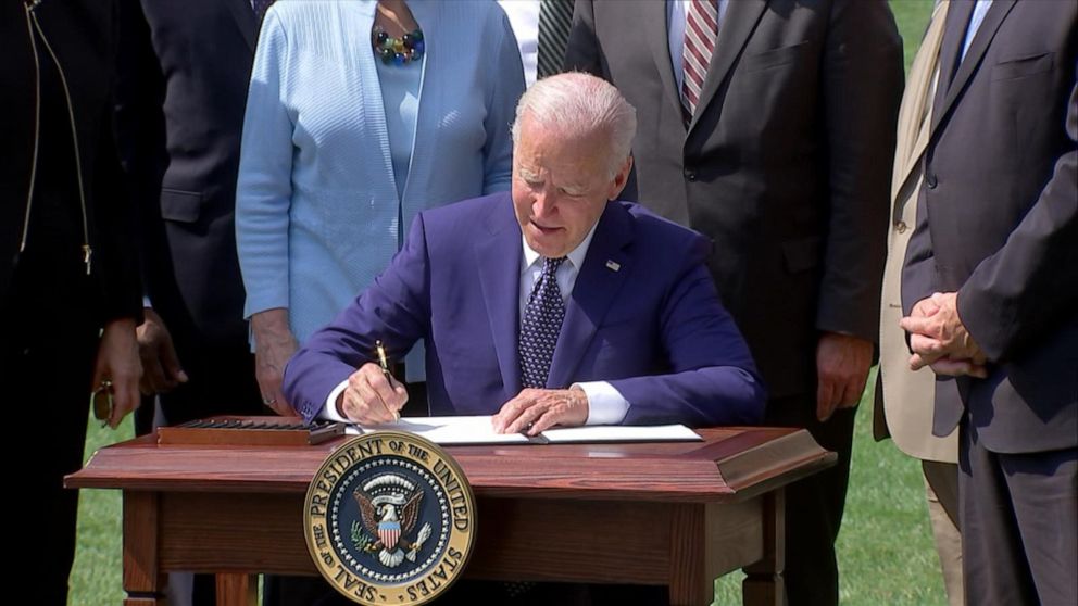 Biden signs electric car executive order, praises autoworkers GMA