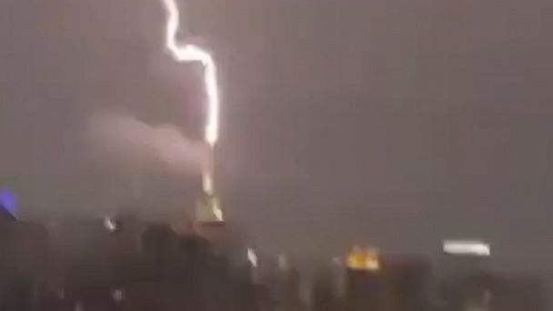 Video Lightning strikes Empire State Building - ABC News