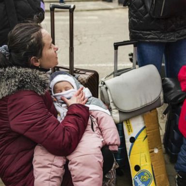 VIDEO: UN official: Ukrainians are 'crossing the border with only their clothes'