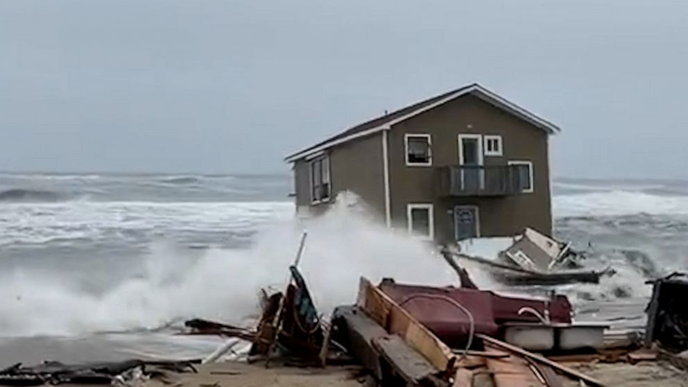 Video North Carolina beach house collapses into Atlantic - ABC News