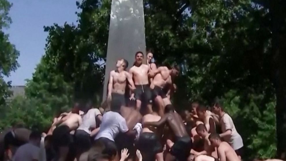 Video Naval Academy Plebes Attempt To Climb Greased Monument Abc News