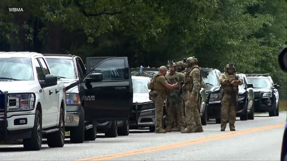 Manhunt underway after 2 Alabama deputies shot | GMA