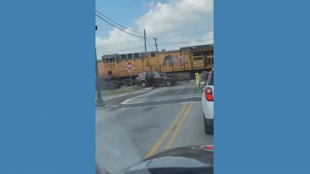 Video Passengers escape from SUV before train smashes into it